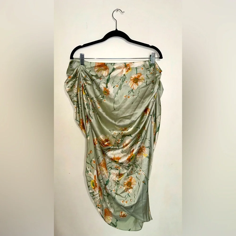 🆕 Floral Ruched Asymmetrical Skirt| NWT | XL(12/14) 💐| style pictured on me. - Picture 4 of 6